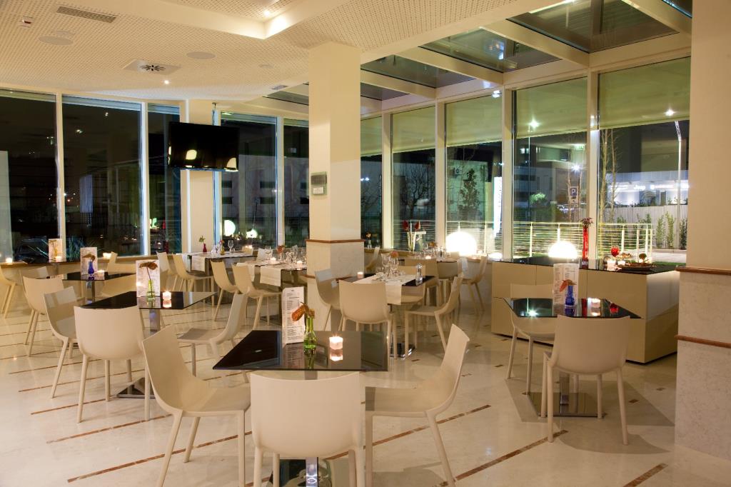 Hotel Breaking Business - Bar