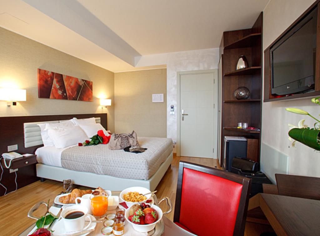 Hotel Breaking Business - Camera