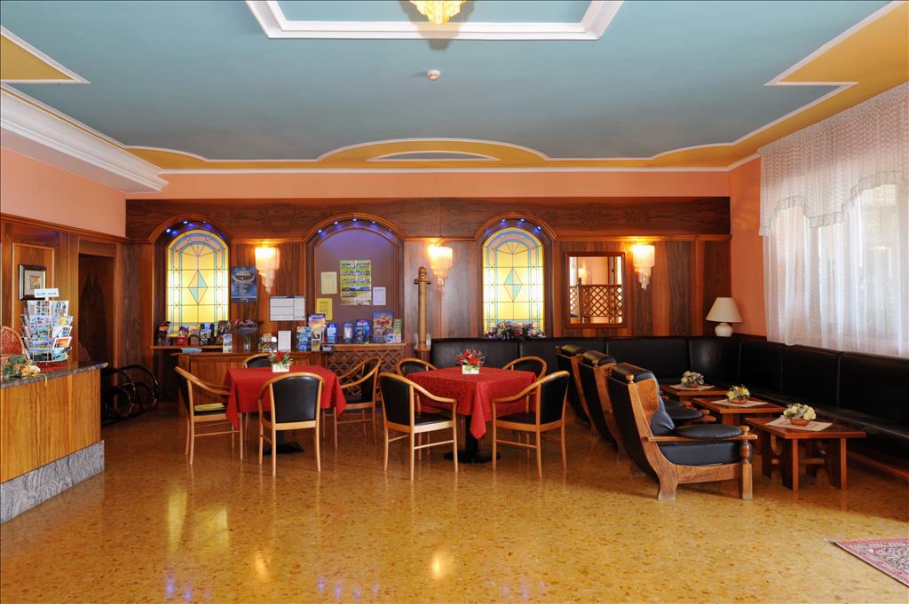 Hotel Jolanda - Hall