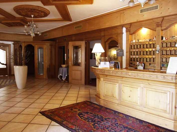 Hotel Corona Dolomites - reception